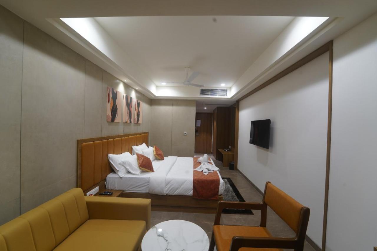 Kevadia Hotel Stature Inn מראה חיצוני תמונה