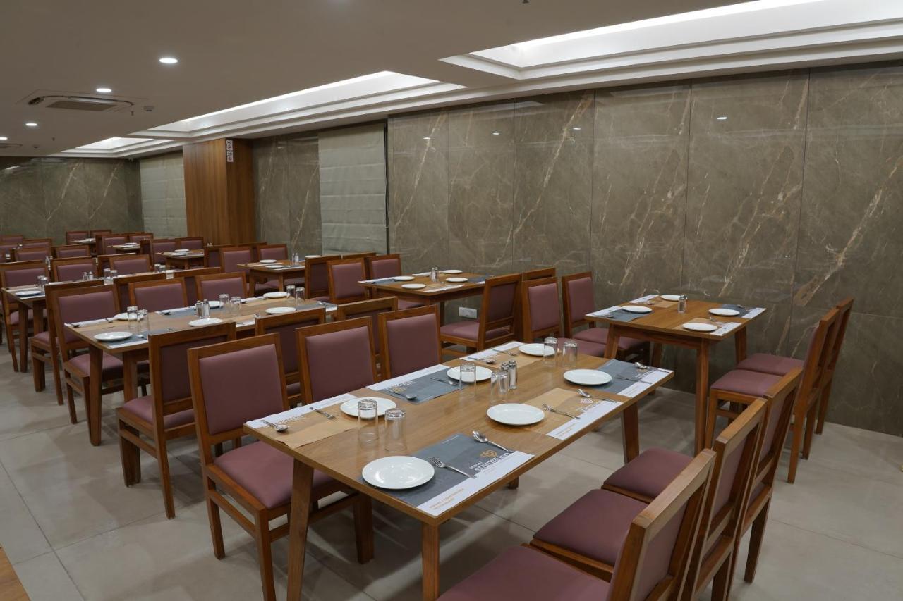Kevadia Hotel Stature Inn מראה חיצוני תמונה