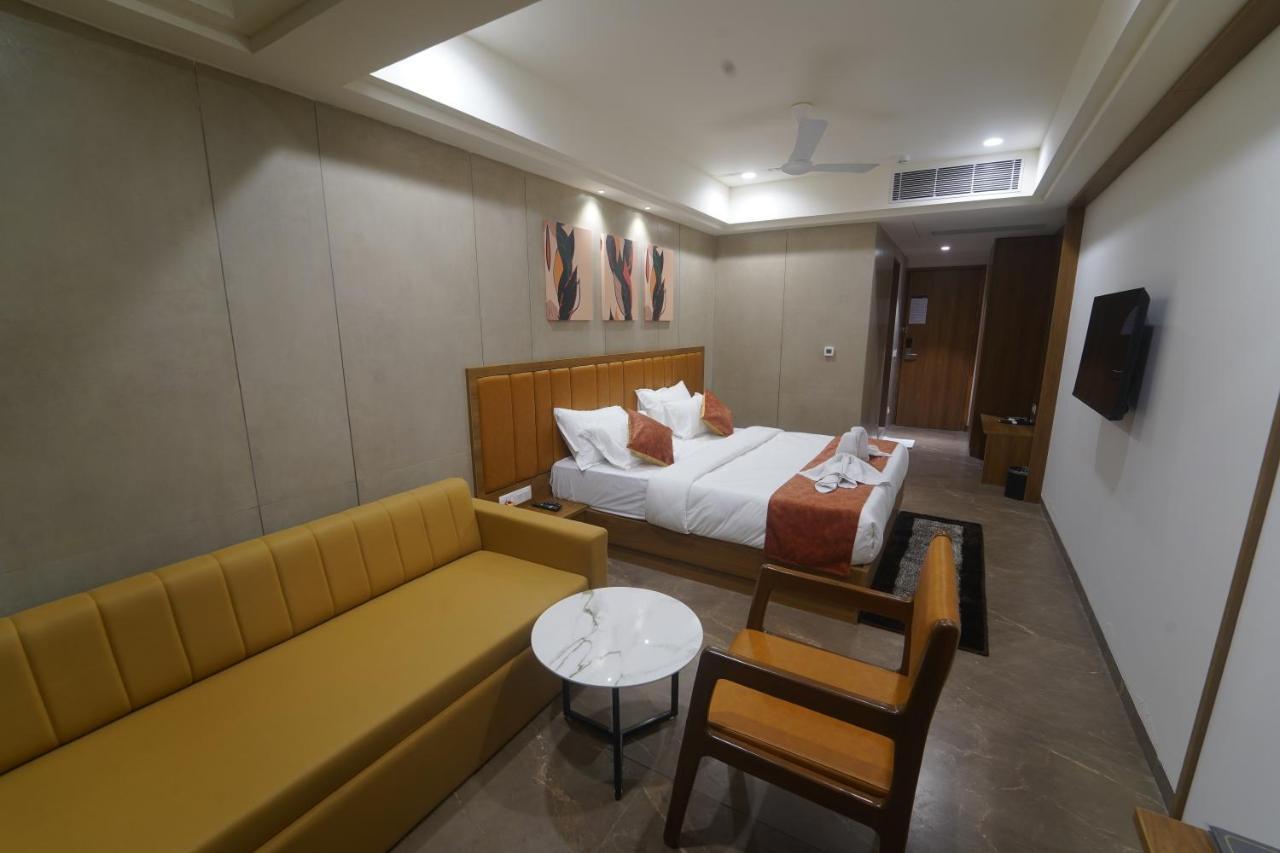 Kevadia Hotel Stature Inn מראה חיצוני תמונה