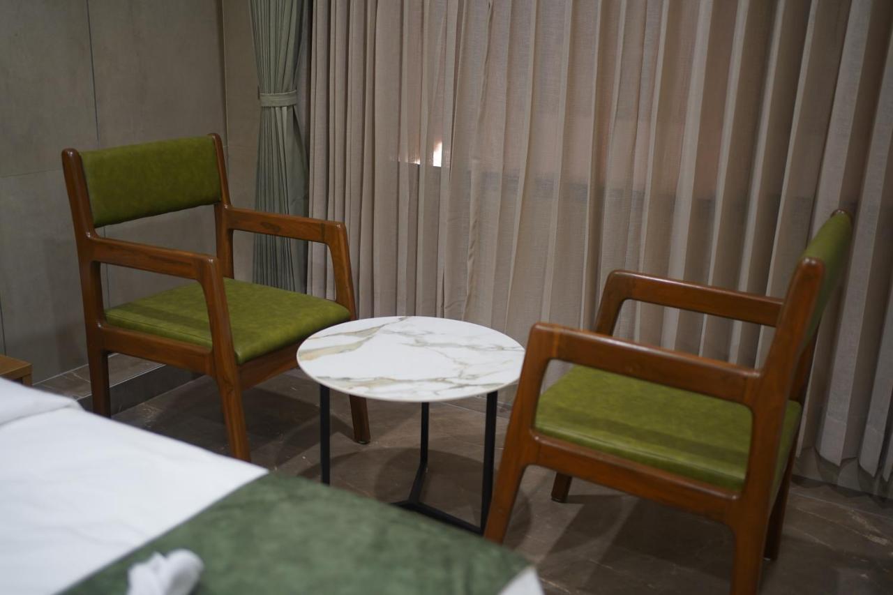 Kevadia Hotel Stature Inn מראה חיצוני תמונה
