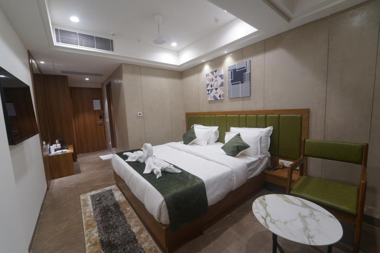 Kevadia Hotel Stature Inn מראה חיצוני תמונה