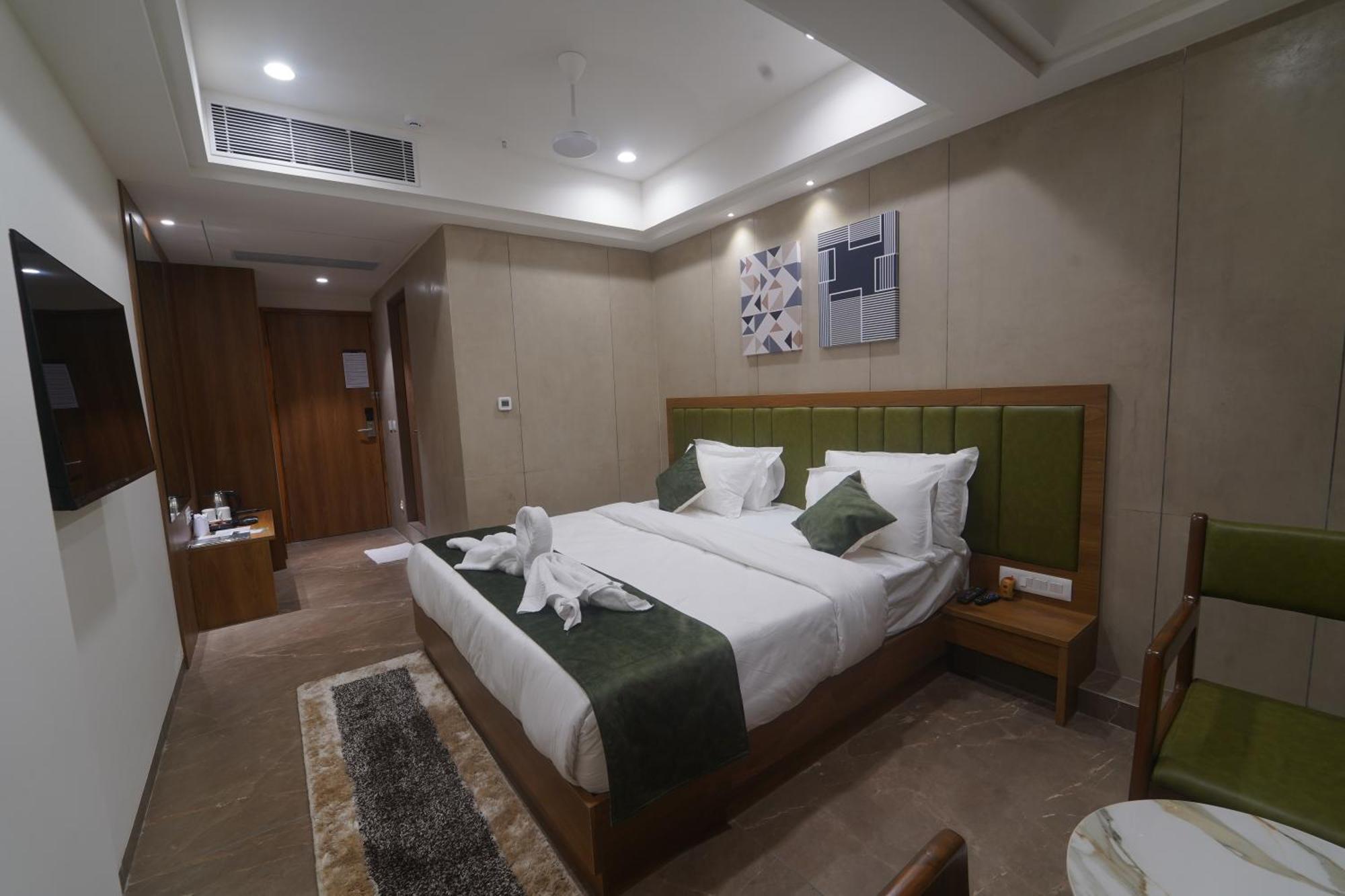 Kevadia Hotel Stature Inn מראה חיצוני תמונה