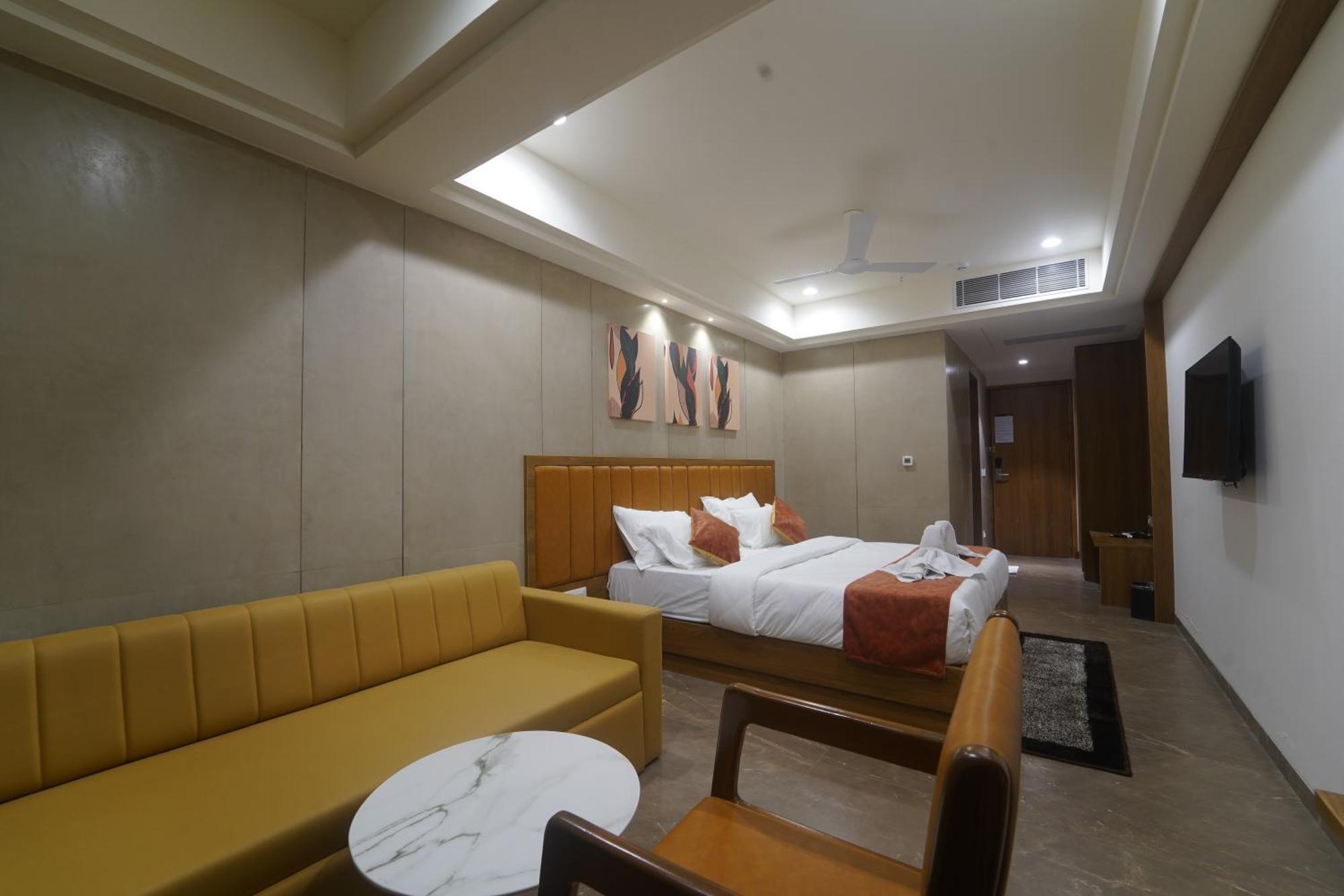 Kevadia Hotel Stature Inn מראה חיצוני תמונה
